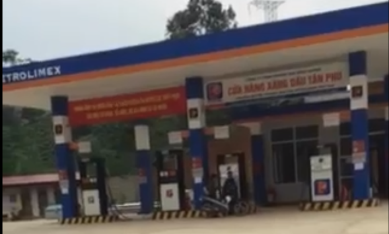CHXD của Cty TNHH Hồng Nhung vẫn vô tư bán hàng, còn cơ quan chức năng và chính quyền địa phương như thể làm ngơ và tiếp tay? (Ảnh chụp sáng 25/10/2017)