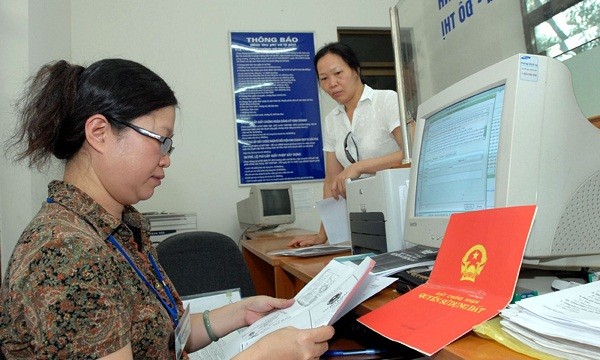Làm thủ tục cấp Giấy Chứng nhận quyền sử dụng đất cho người dân