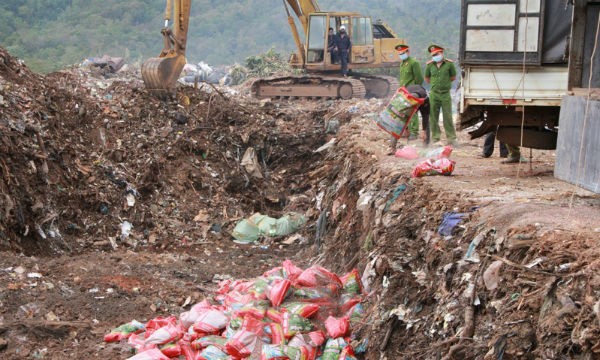 Cơ quan chức năng tiến hành tiêu hủy 200 tấn phân bón hết hạn, nhập lậu. Ảnh dangcongsan.vn