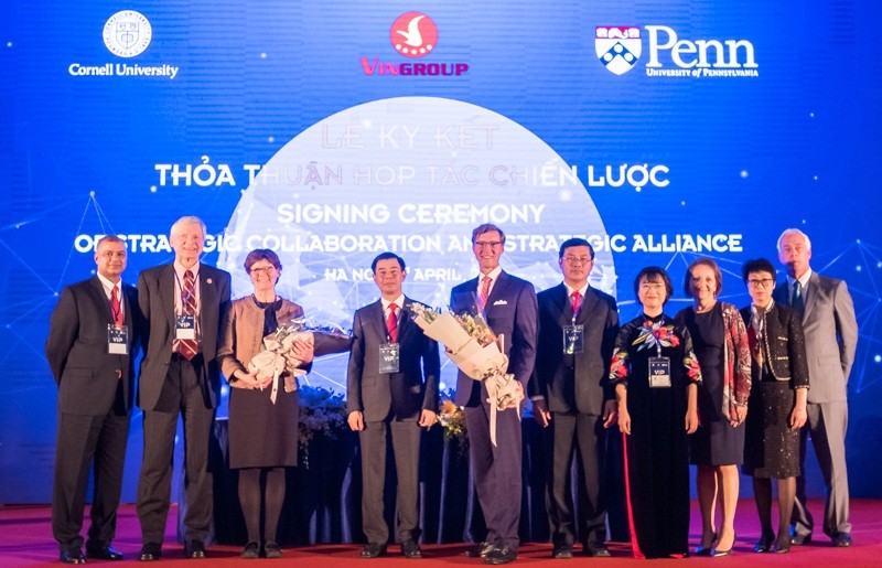 Đại diện Tập đoàn Vingroup cùng đại diện 2 trường Đại học Cornell và Đại học Pennsylvania, Hoa Kỳ trong buổi Lễ ký kết thỏa thuận hợp tác chiến lược ngày 3/4/2018