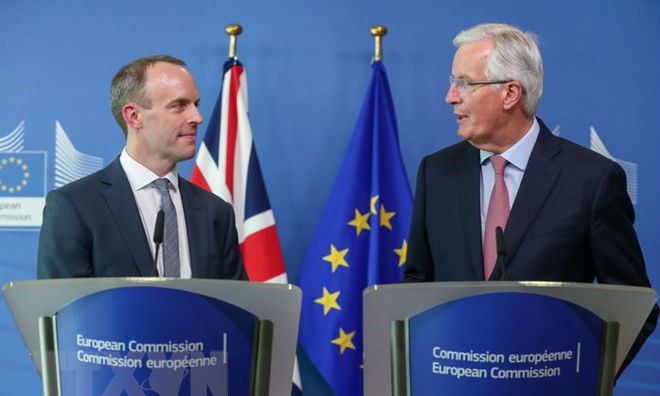 Bộ trưởng phụ trách Brexit của Anh Dominic Raab (trái) và trưởng đoàn đàm phán Brexit của EU Michel Barnier trong cuộc họp báo tại Brussels, Bỉ ngày 19/7. (Nguồn: AFP/TTXVN)