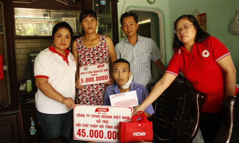 Bà Nguyễn Thu Thủy - Phó Giám đốc Phòng Đối ngoại Vedan và đại diện Hội Chữ Thập Đỏ tỉnh Đồng Nai và huyện Long Thành đến thăm và hỗ trợ anh Phạm Văn Vinh