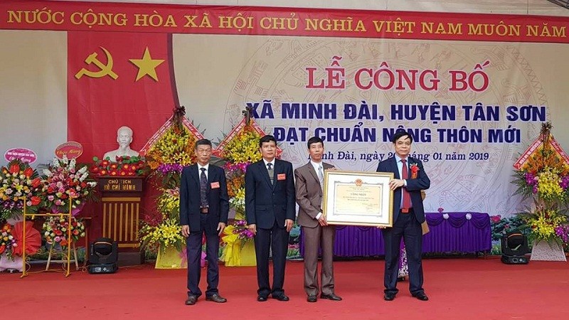 Phó Chủ tịch UBND tỉnh Nguyễn Thanh Hải trao Bằng công nhận danh hiệu xã đạt chuẩn NTM cho lãnh đạo xã Minh Đài