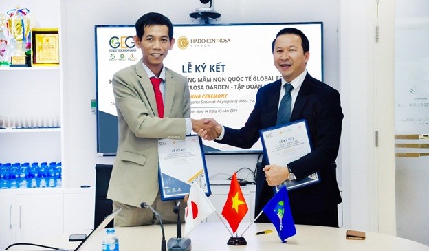 Ông Nguyễn Hữu Việt – Phó Chủ tịch HĐQT, Tổng Giám đốc Global Ecokids (bên phải) và ông Đinh Trọng Lễ - Tổng Giám đốc Công ty CP Hà Đô 765 Sài Gòn trao đổi Hợp đồng ký kết
