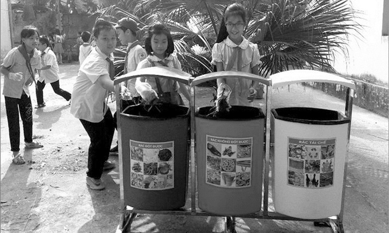 Học sinh Trường Tiểu học Tân Thành 1, TP Thái Nguyên thực hiện kế hoạch phân loại rác tại nguồn