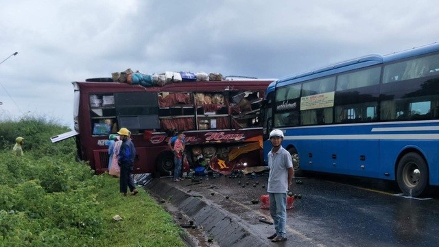 Hai xe khách va chạm nhau, 7 người bị thương - 2 Hai xe khách va chạm nhau, 7 người bị thương - 2
