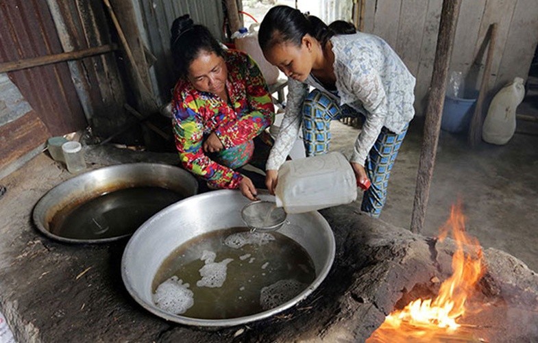 Khôi phục được nghề nấu đường thốt nốt từ nguồn vốn ưu đãi, cuộc sống gia đình anh Châu Sinh ở ấp An Hòa, xã Châu Long từng bước cải thiện (ảnh: Trần Việt)