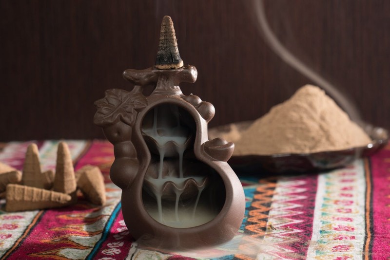 Nhang trầm hương giúp con người trở nên tĩnh tại khi thiền.