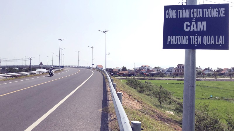 Cầu Cẩm Kim chưa thể thông xe vì chưa có đường dẫn.