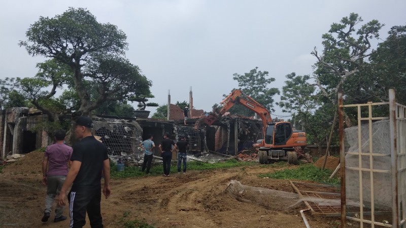 Hàng chục người cùng phương tiện máy móc tại hiện trường chiều 27/4.