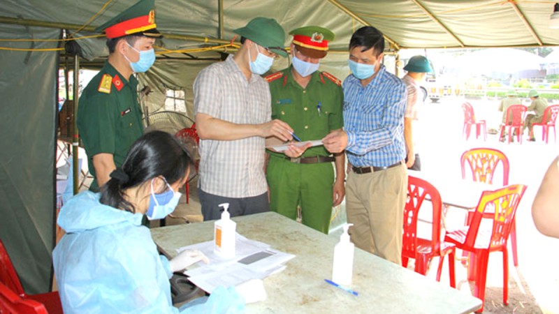 Ông Đặng Ngọc Huy, Giám đốc Sở Y tế hướng dẫn công tác khai báo y tế.