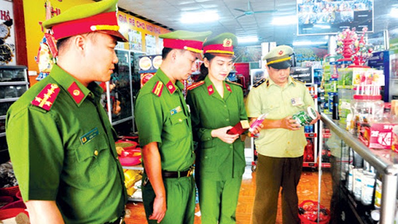 Lực lượng Quản lý thị trường phối hợp với công an trong khi thi hành công vụ.