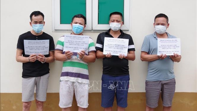 Các đối tượng tổ chức đưa đón người nhập cảnh trái phép bị bắt giữ.