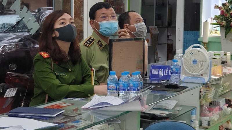 Vừa tham gia phòng dịch, lực lượng quản lý thị trường vừa kiểm soát
thị trường các mặt hàng thiết yếu.