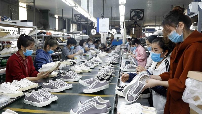 Việt Nam đã nhập siêu nguyên phụ liệu để phục vụ hoạt động sản xuất của ngành da giày, dệt may. (Ảnh minh họa)