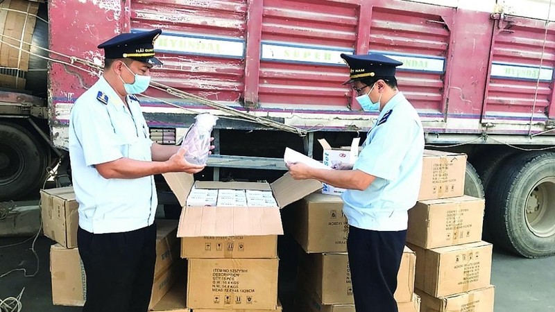 Công chức Cục Hải quan cửa khẩu Tịnh Biên, An Giang kiểm tra hàng hóa nhập khẩu.