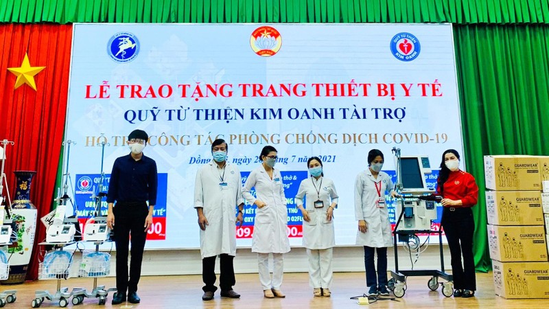 Chủ tịch Quỹ Từ thiện Kim Oanh tặng trang thiết bị y tế cho ngành y tế tỉnh Đồng Nai.