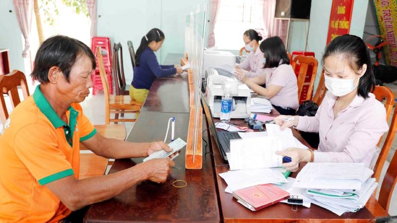 Làm thủ tục cho hộ nghèo, đối tượng chính sách vay vốn tại điểm giao dịch xã Đại Minh, huyện Đại Lộc, Quảng Nam.