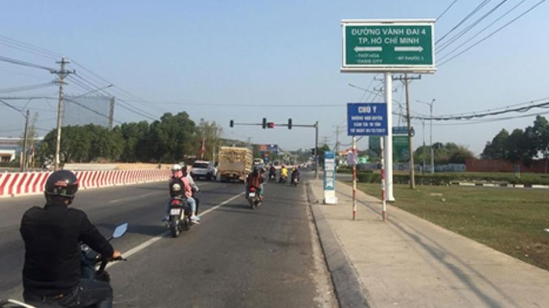 Bảng chỉ dẫn hướng tuyến đường Vành đai 4, đặt tại QL13, đoạn qua Bình Dương.
