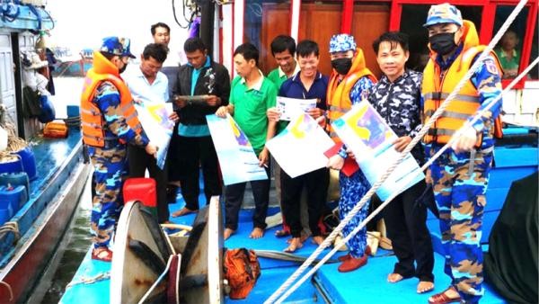 Cán bộ, chiến sĩ Cảnh sát biển Việt Nam tuyên truyền pháp luật cho các ngư dân.