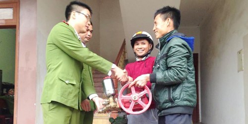 Công an Đô Lương trao trả tài sản bị mất cắp cho các bị hại