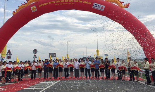 Phó thủ tướng dự lễ cắt băng khánh thành cầu Yên Xuân