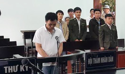 Tấn công kiểm lâm trong lúc làm nhiệm vụ Hoàng Anh Tuấn (áo trắng) nhận 2 năm tù.