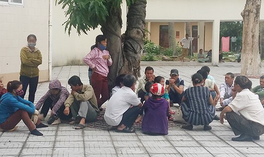 Người nhà bệnh nhân tập trung tại bệnh viện đề nghị làm rõ cái chết
