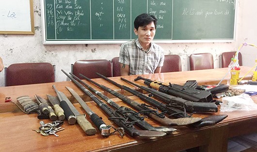 Lương Văn Thăn và kho vũ khí nóng thu giữ tại lán trại.