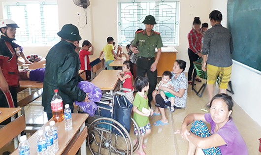 Người dân được đưa đến điểm trường học kiên cố để đảm bảo an toàn.