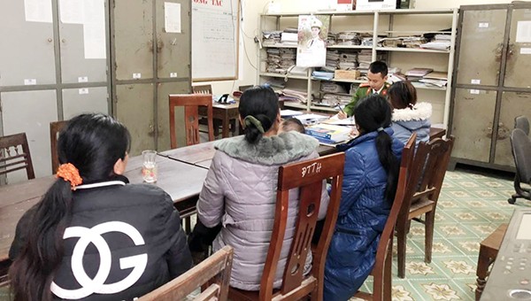 Những người phụ nữ bị dụ dỗ được bàn giao về với gia đình