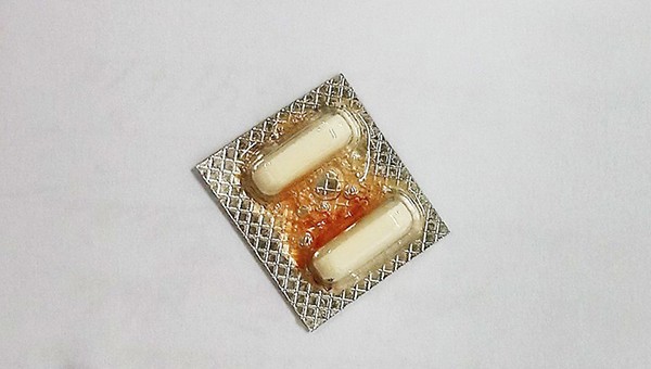 Hai viên thuốc gắp từ trong thực quản cụ ông.