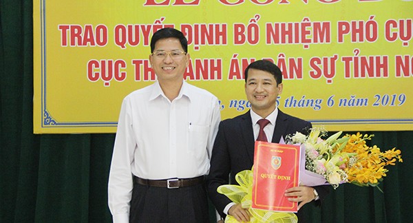 Phó Tổng cục trưởng Tổng cục THADS Nguyễn Văn Lực trao quyết định bổ nhiệm cho ông Nguyễn Hoài An.