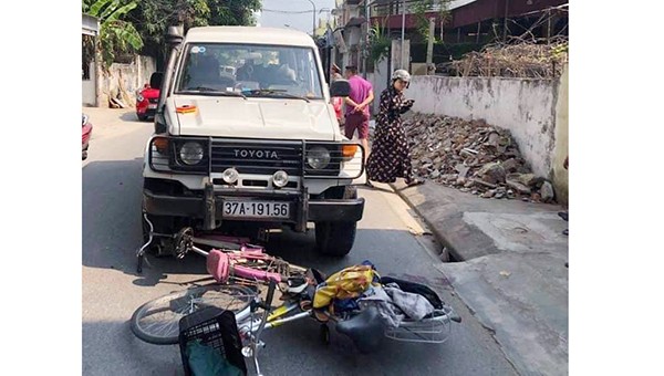 Hiện trường vụ tai nạn cách cổng trường vài trăm mét khiến nhiều em bị thương.