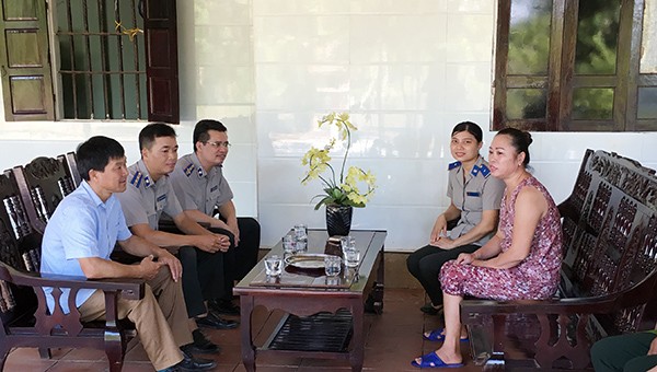 Cán bộ thi hành án vận động thi hành án đối với các đương sự