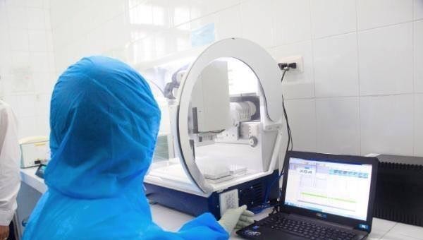 Hệ thống máy xét nghiệm SHPT tự động xét nghiệm virus SARS-CoV-2 được Bệnh viện Cửa Đông hỗ trợ Trung tâm Kiểm soát bệnh tật tỉnh.