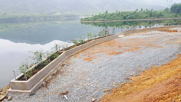 Công trình kiên cố bóng dáng của một khu sinh thái mọc lên khi giấy xin làm nhà tạm.