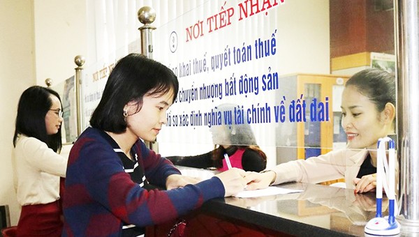 Người dân đến nộp thuế được cán bộ Cục thuế tỉnh Nghệ An hướng dẫn