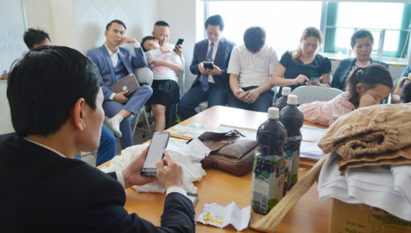Nhóm người (gồm 11 người lớn và 5 trẻ em) đang tụ tập sinh hoạt Hội thánh Đức chúa trời Mẹ trái phép.