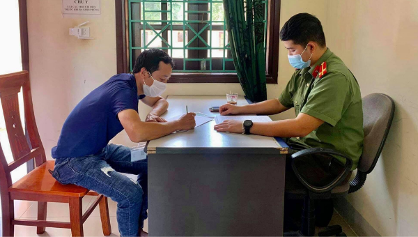 Anh L.V.C tại cơ quan công an.