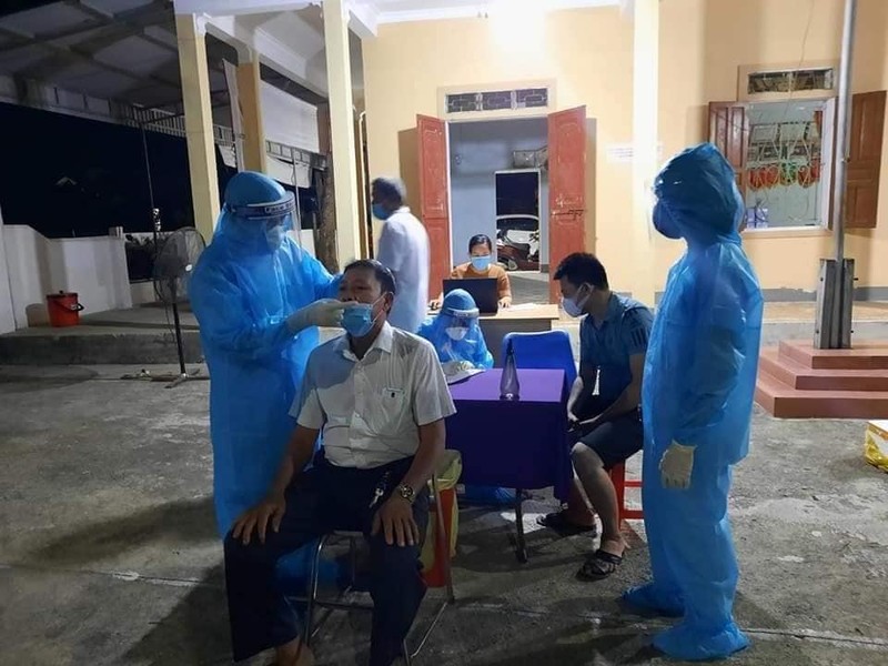 Lấy mẫu xét nghiệm cho người dân.