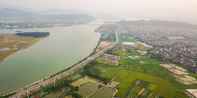 Đường ven sông Lam. Ảnh: Báo Nghệ An