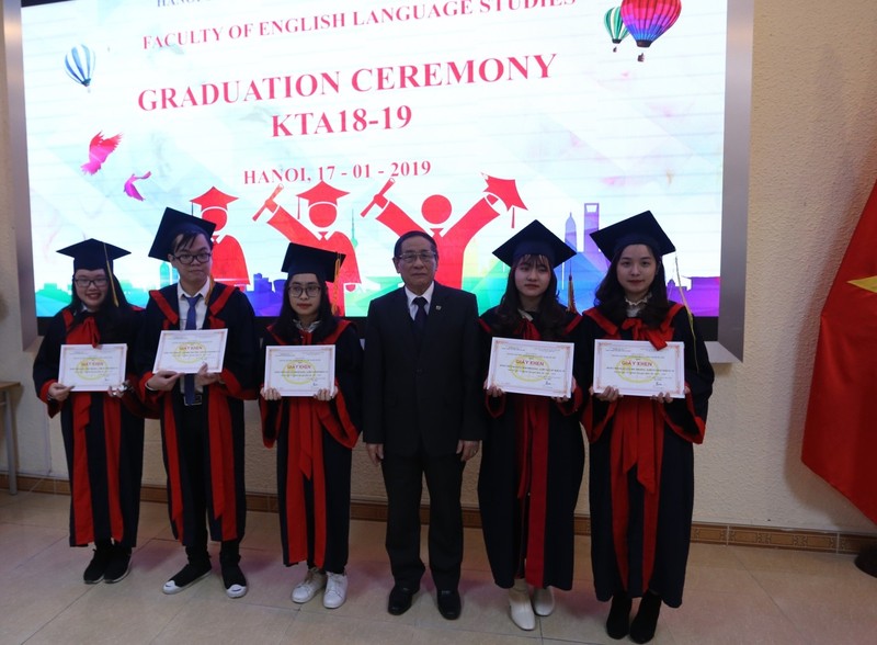GS.TS.NGND Vũ Văn Hóa trao giấy khen và Bằng tốt nghiệp cho 6 tân cử nhân tốt nghiệp loại giỏi