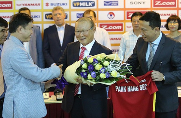 Loạt nhiệm vụ sau bản hợp đồng mới với VFF đang chờ HLV Park Hang Seo.