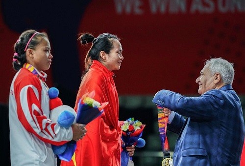 Vương Thị Huyền vẫn khóc khi lên nhận HCV SEA Games