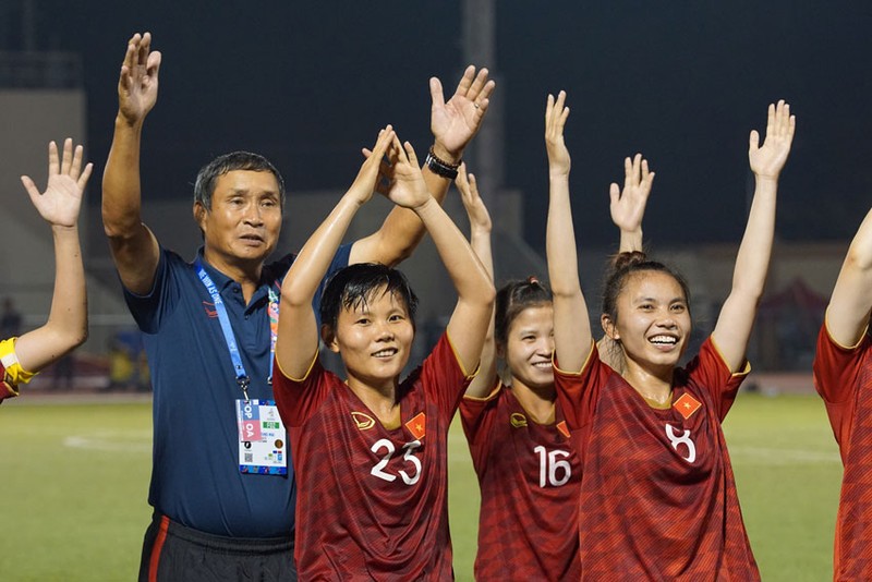 Tất cả các cầu thủ đang đồng tâm để bảo vệ chiếc HCV SEA Games