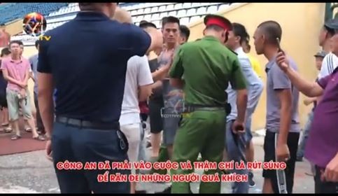 Lực lượng chức năng phải rút súng thị uy đám đông muốn ăn thua với cầu thủ Quảng Nam