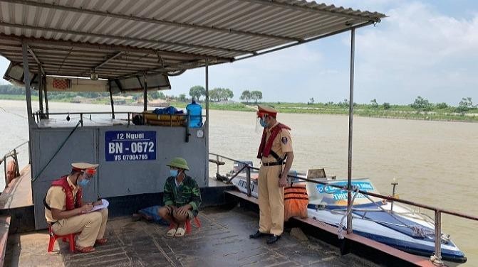 CBCS Thủy đoàn I tuyên truyền cho bà con ngư dân về các biện pháp phòng chống đại dịch COVID-19.
