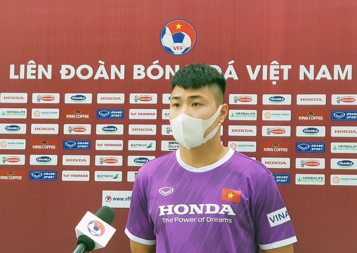 Đội trưởng Đặng Văn Tới trả lời phỏng vấn trước buổi tập đầu tiên của ĐT U22 Việt Nam.