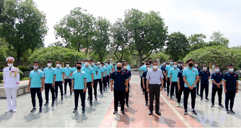 HLV trưởng Park Hang-seo cùng toàn thể BHL, cầu thủ dâng hương tưởng niệm các Anh hùng liệt sỹ